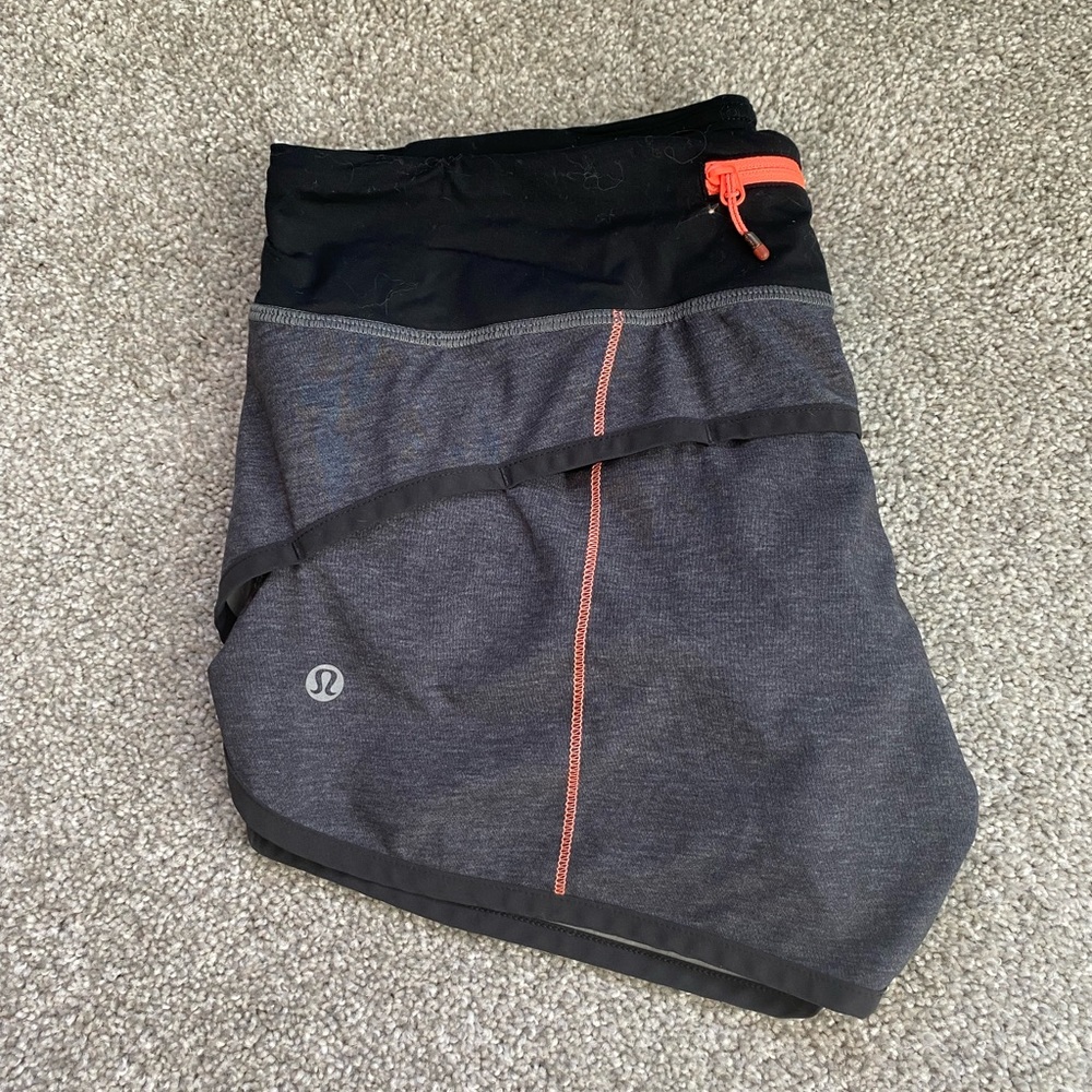 Women’s black lululemon speed up shorts, 2.5 inch size 6